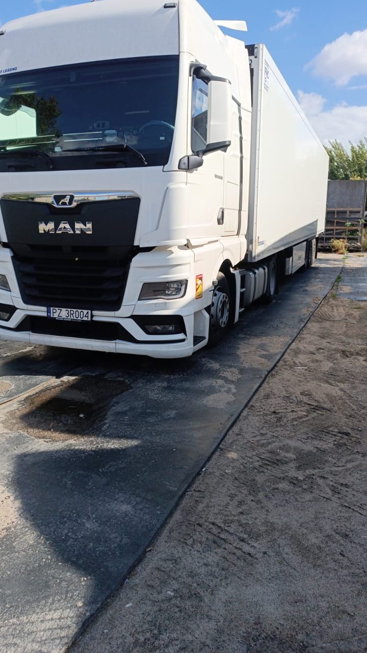 Ciągnik MAN Express Trucks z naczepą gotowy do trasy Polska–Irlandia