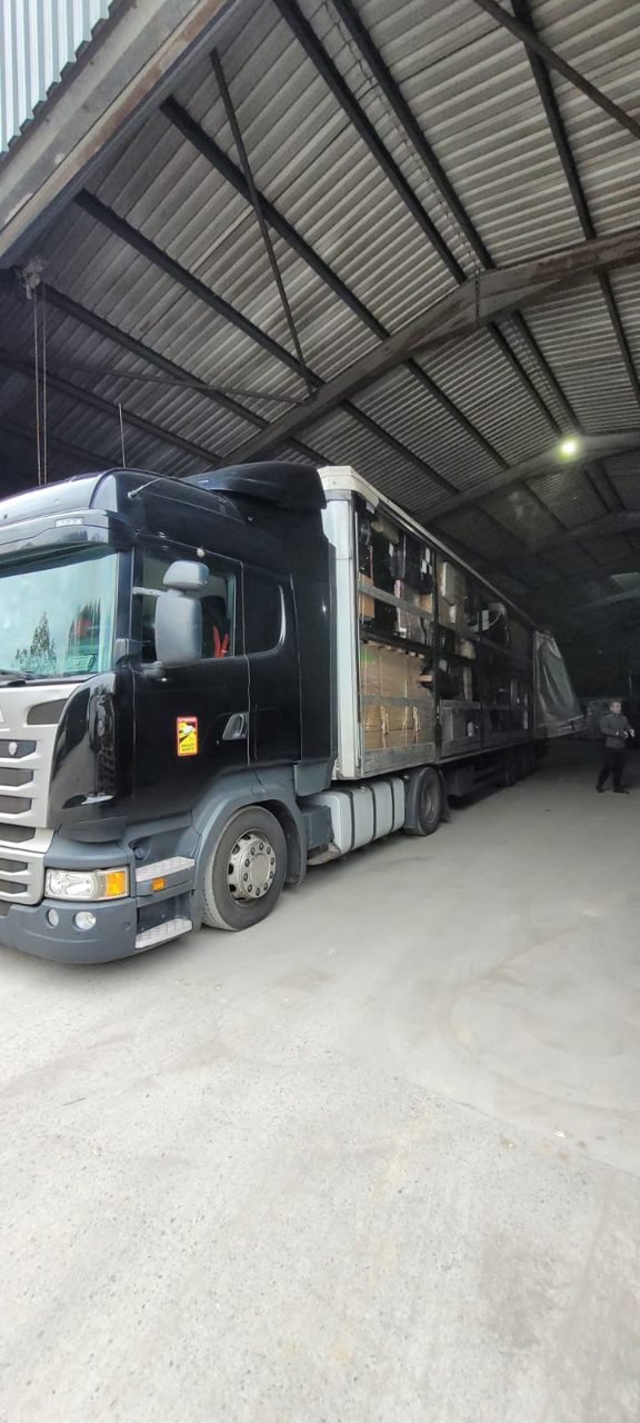 Załadowana naczepa Express Trucks gotowa do wyjazdu do Irlandii