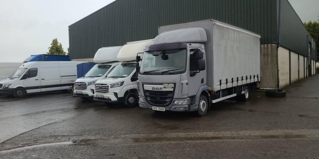 Ciężarówka DAF i busy floty Express Trucks na bazie